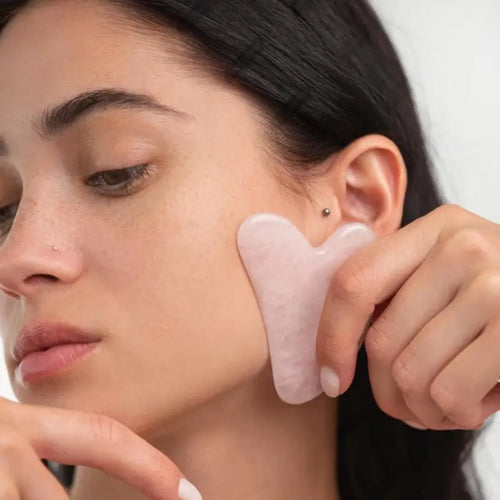 Gua-Sha et Rouleau Visage Belliska - détail du duo pierre naturelle