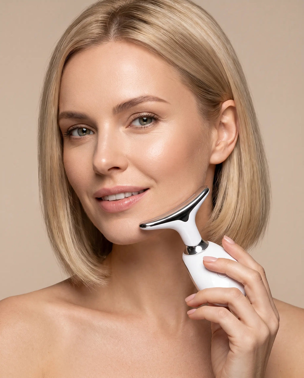 Femme appliquant le Sculpteur de Visage Belliska le long de la mâchoire