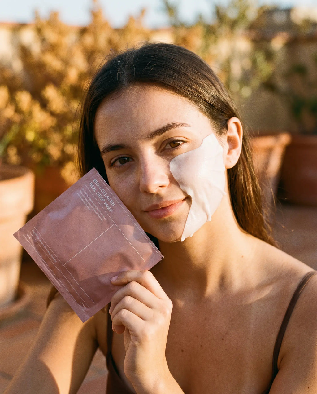 Jeune femme avec le Masque Collagène Belliska sur une terrasse ensoleillée